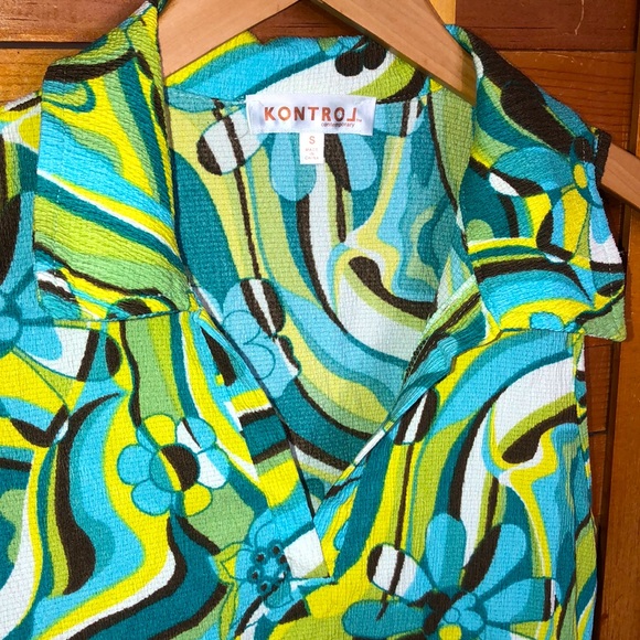 Sleeveless Top with Side Drawstrings - Picture 3 of 7